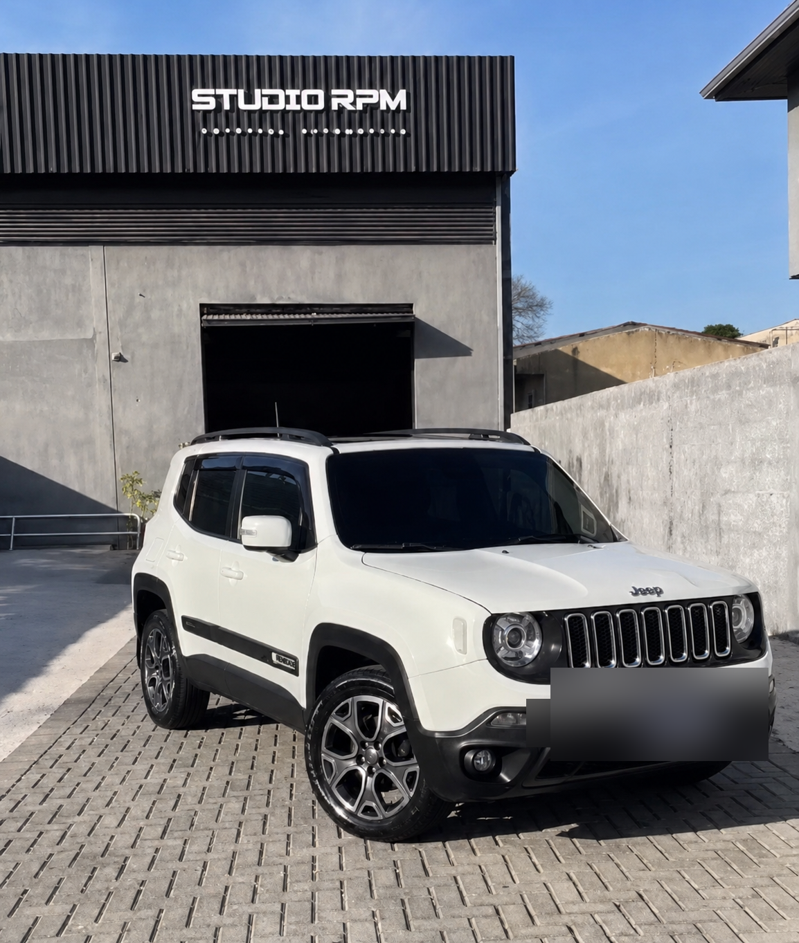 Jeep Renegade branco com vidros escurecidos aplicados pela Studio RPM.